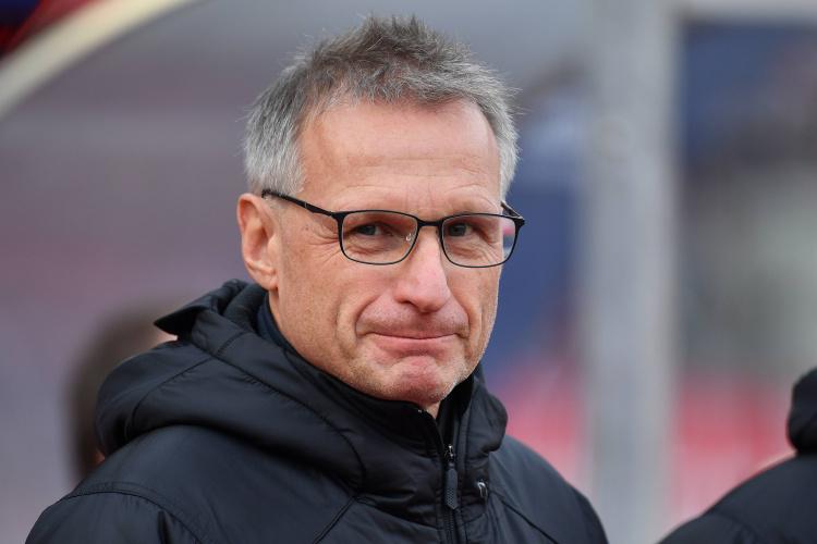 明显过于单, 两年的租借, 将他租借出